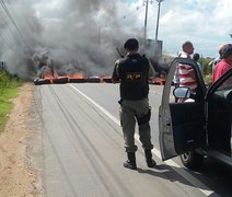 AL - 115 é bloqueada em protesto por moradores do Residencial Aroeiras, em Arapiraca