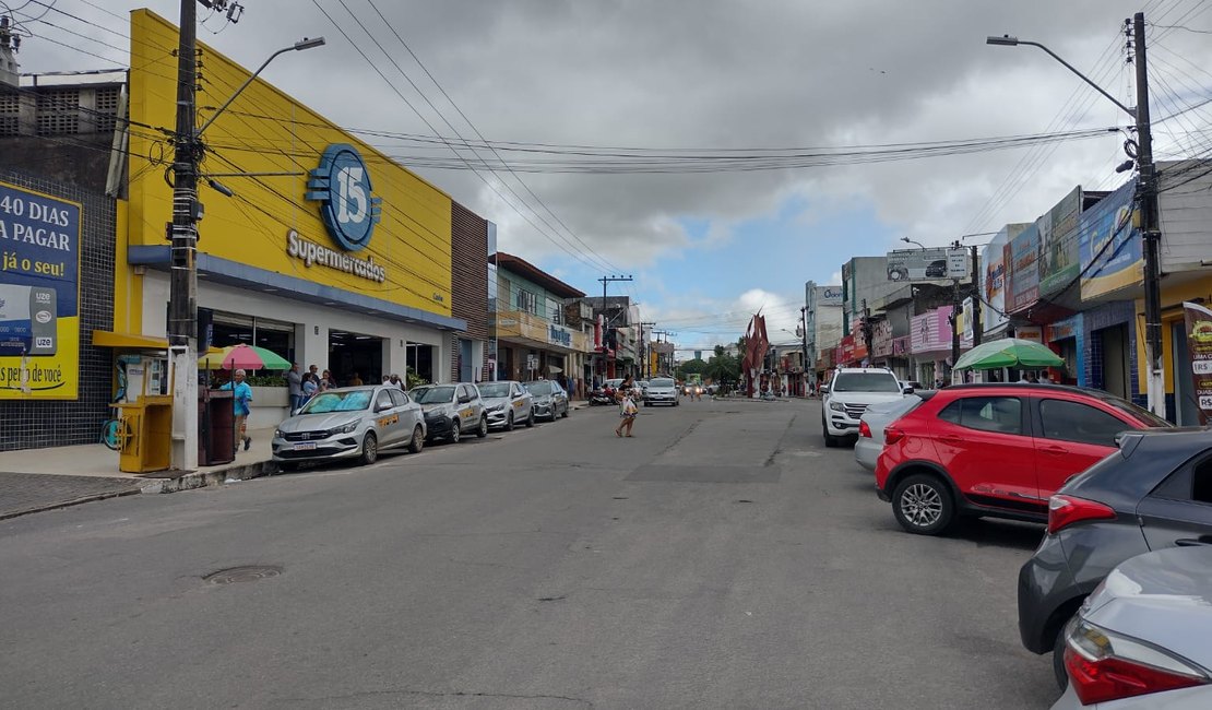 Homem deixa várias caixas de ovos para trás ao ser flagrado furtando estabelecimento na Rua 15