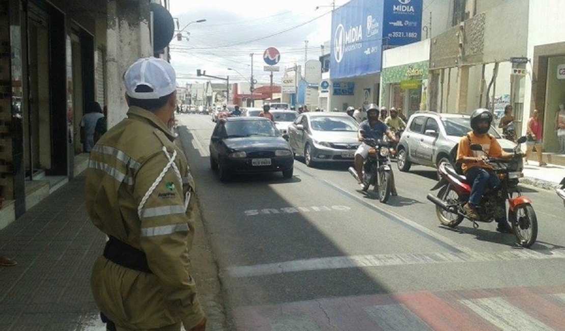 Jovem com veículo irregular é suspeito de ameaçar agentes da SMTT em Arapiraca
