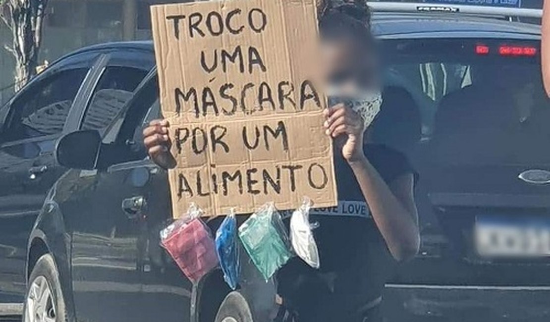 Mãe de menina que trocava máscara por comida no Rio consegue emprego após imagem viralizar