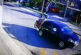 Câmera registra colisão traseira após motorista reduzir velocidade para passar em quebra-molas em Arapiraca