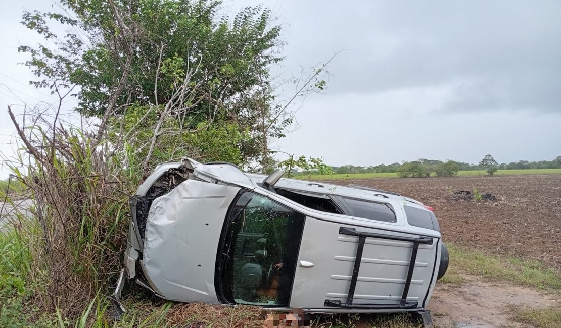 Homem morre em capotamento de carro na Av. Cachoeira do Meirim, em Maceió