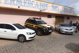 Em uma mesma ocorrência, PRF recupera dois veículos roubados