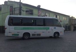 Criminosos armados assaltam passageiros de van na AL-101