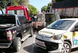 Colisão envolvendo cinco veículos deixa trânsito lento na BR-104, em Alagoas