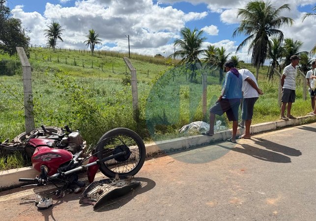Jovem morre após perder controle da moto em curva, na zona rural de Lagoa da Canoa; assista