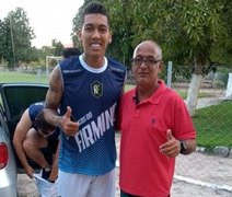 Após Copa, Firmino curte férias e joga 'pelada' com amigos na Barra Nova