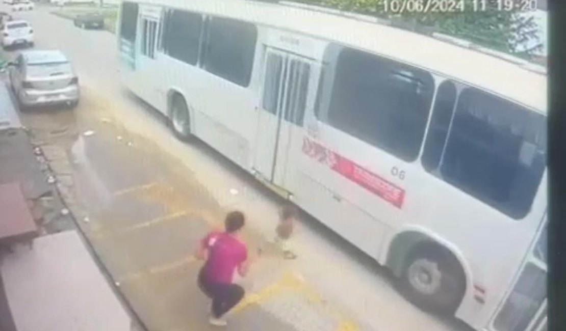 VÍDEO: Criança corre na direção de ônibus e situação quase termina em tragédia em Penedo