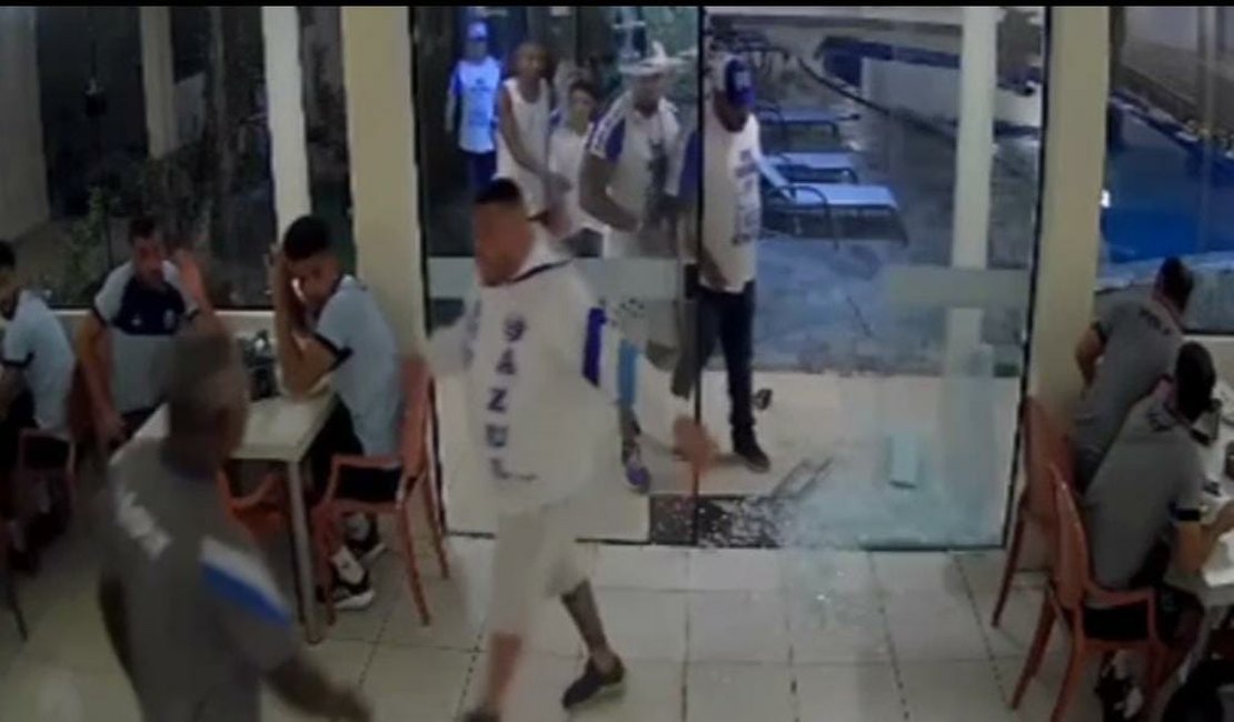 VÍDEO: Torcedores do CSA invadem hotel em Arapiraca, intimidam jogadores da equipe e promovem quebra-quebra