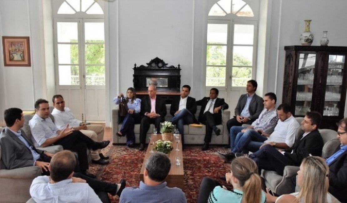 Renan Filho reúne prefeitos para alinhar políticas de desenvolvimento