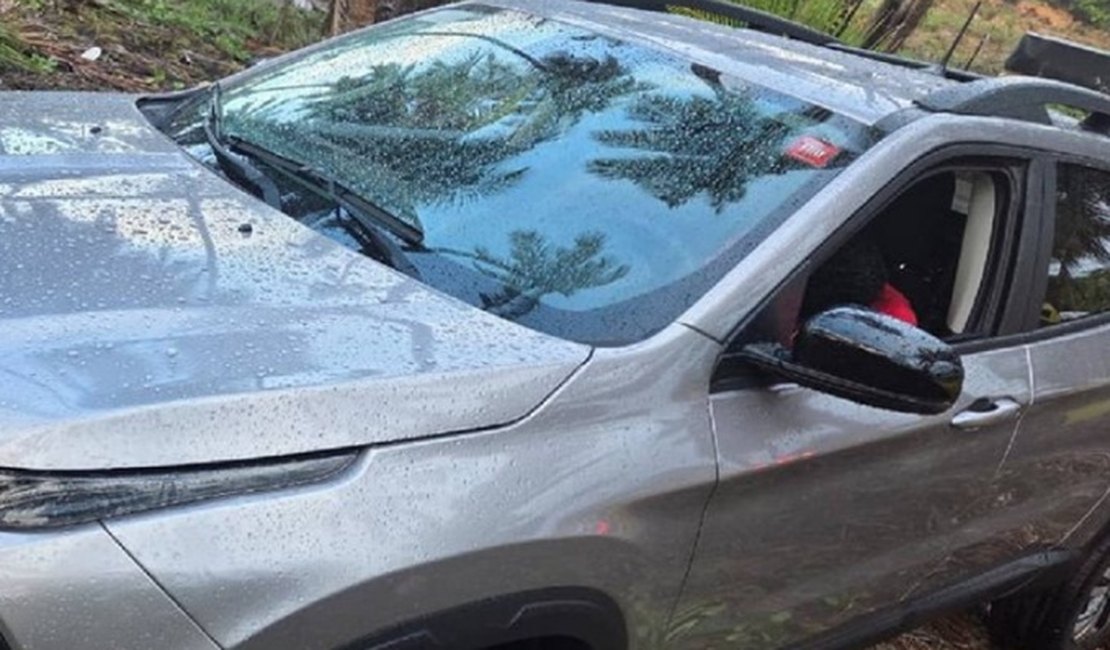 Jovem é encontrado morto no interior de carro em Riacho Doce, em Maceió