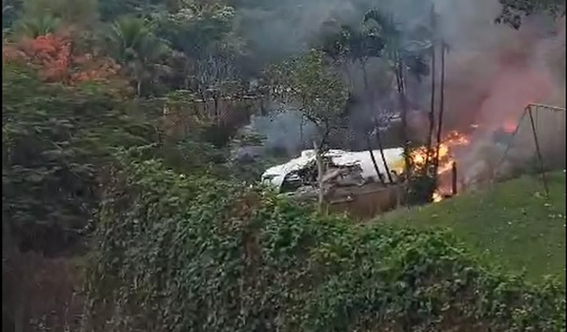 Não há sobreviventes em avião que caiu em condomínio no interior de SP, diz Prefeitura de Vinhedo