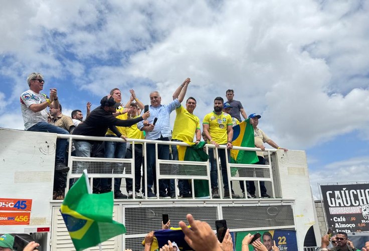 Flávio Bolsonaro desembarca em Arapiraca e detalha propostas de governo; assista