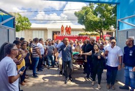 Vídeo. Velório e sepultamento de vereador Fábio Henrique é marcado por comoção e homenagens, em Arapiraca