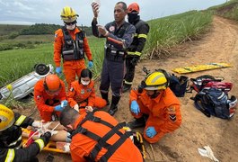 Capotamento de carro em ribanceira deixa mulher gravemente ferida, em Matriz de Camaragibe