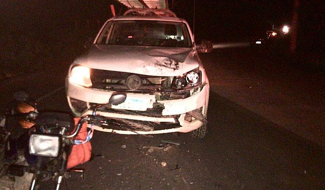 Motociclista invade a contramão e bate de frente com caminhonete na AL-101 Norte