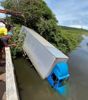 VÍDEO. Caminhão é retirado de dentro de rio na Lagoa do Pau, em Coruripe