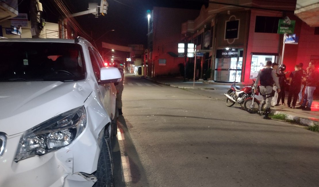 Condutor de motocicleta fratura a perna após colidir em veículo de passeio no Centro de Arapiraca
