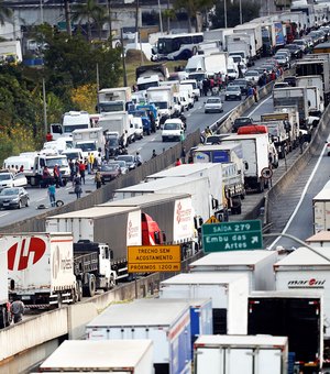 Bolsonaro apela a caminhoneiros que não façam greve