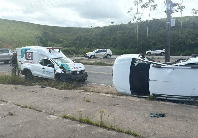 Colisão entre ambulância e carro deixa paciente morto na AL-105, em Matriz do Camaragibe