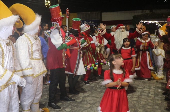 Junqueiro celebra a magia do Natal com desfile encantador e chegada do Papai Noel; assista