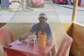 VÍDEO: Cliente de bar usa mosquiteiro para não ser perturbado por moscas em União dos Palmares