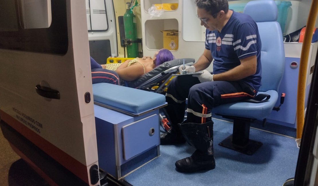 Colisão entre carro e moto deixa mulher ferida na AL 220, em Arapiraca