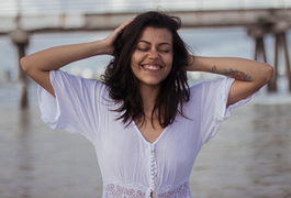 May Honorato canta o amor como resposta aos tempos sombrios e de incertezas