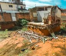 Casa escavada com colher de pedreiro por idosas segue assombrando vizinhos em Maceió