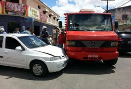 Acidente envolve dois veículos em semáforo do bairro Brasília