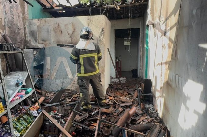 Mercadinho pega fogo e dono é resgatado por populares no bairro Canafístula