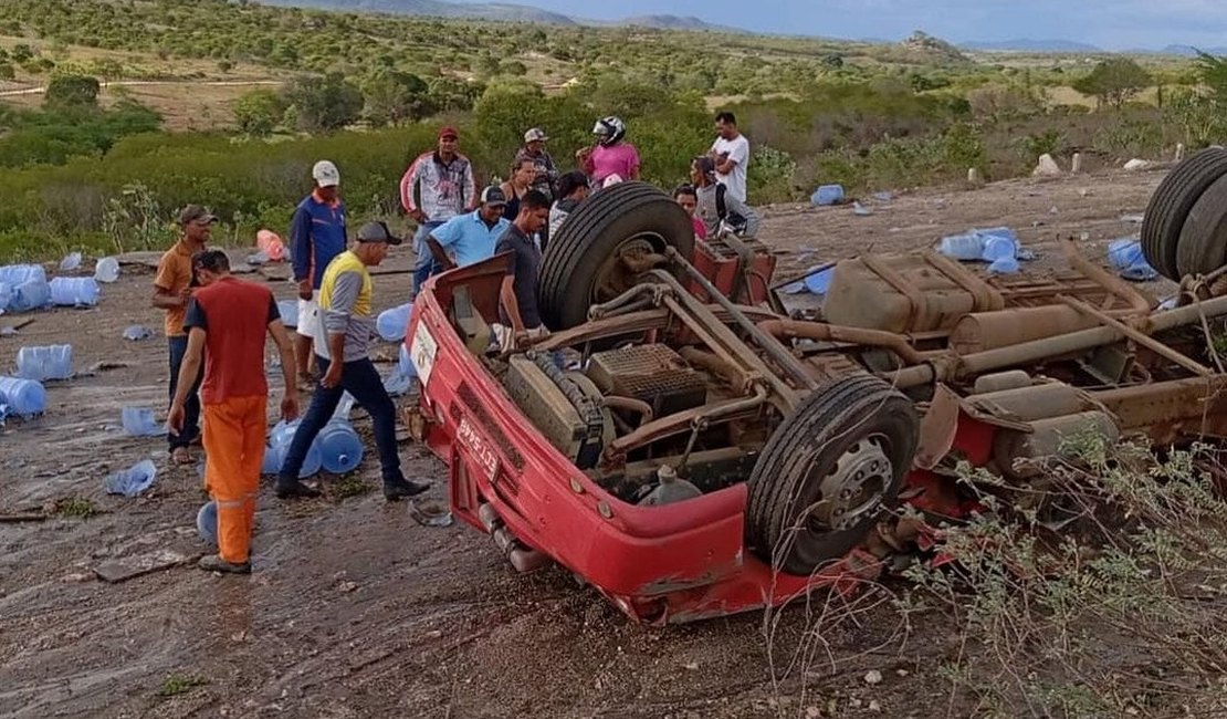Capotamento de caminhão deixa idoso de 60 anos morto no Sertão de Alagoas