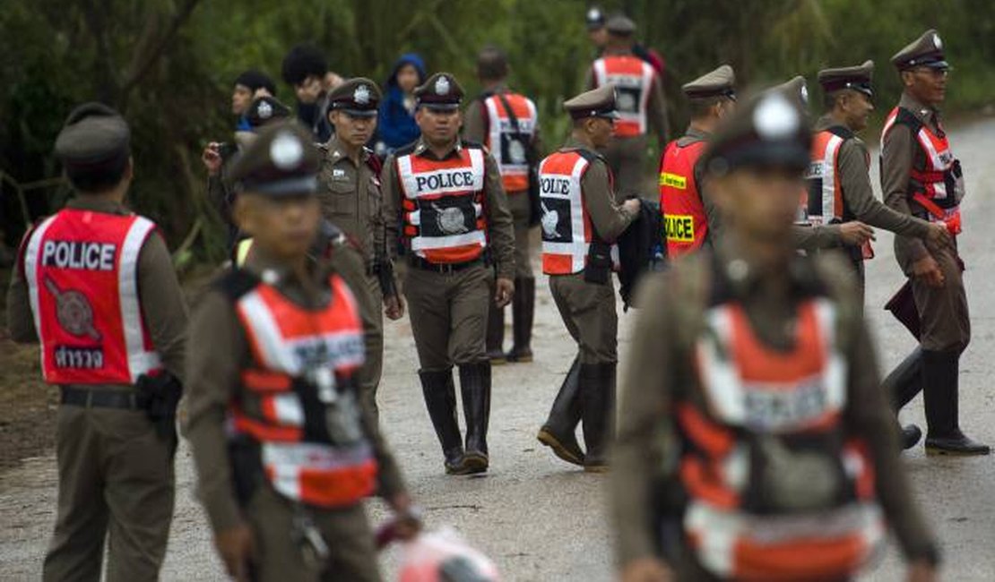 Equipe de resgate retira quinto jovem de caverna na Tailândia