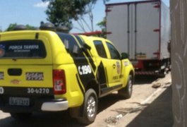 Caminhão dos Correios roubado na madrugada é localizado no bairro Massaranduba