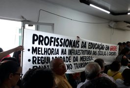 Em greve, trabalhadores da Educação fazem protesto na Câmara e enviam carta aberta à população de Arapiraca