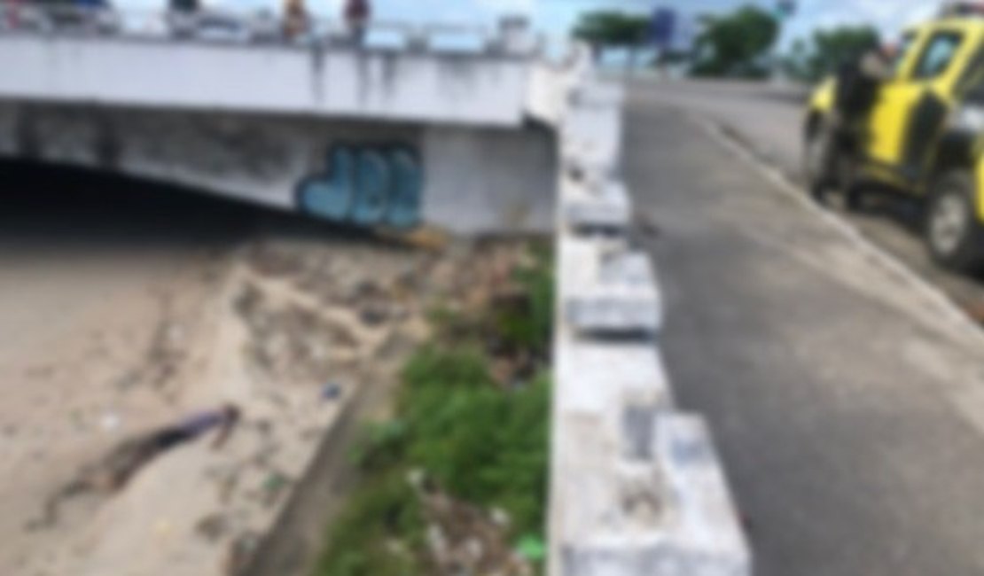 Cadáver com marcas de tiros é encontrado dentro de riacho poluído em Maceió