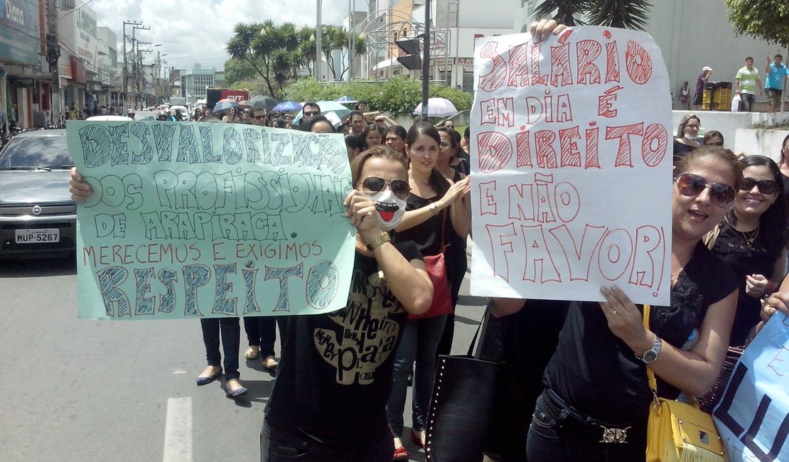 Vestidos de preto, servidores da Saúde de Arapiraca realizam protesto