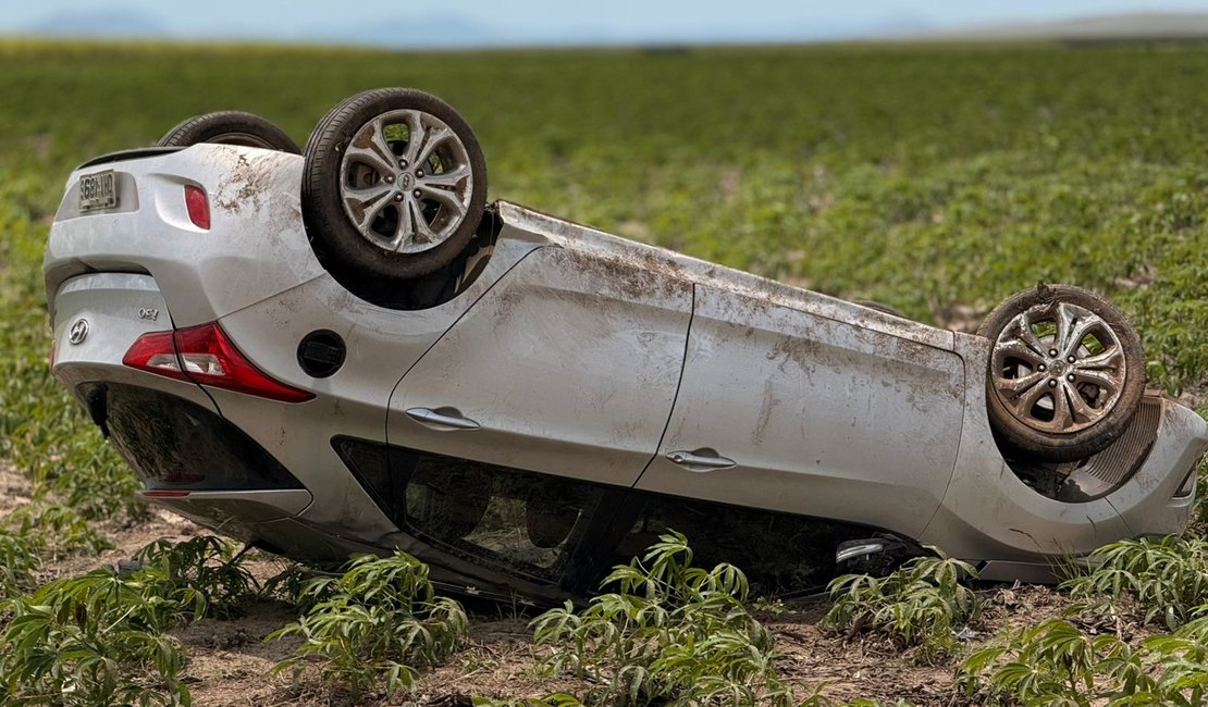 Carro capota na rodovia AL-220, próximo a Campo Alegre