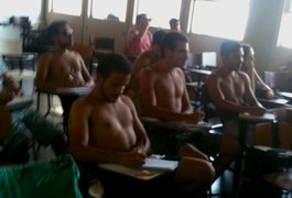 Alunos protestam sem camisa contra o calor dentro da Uerj