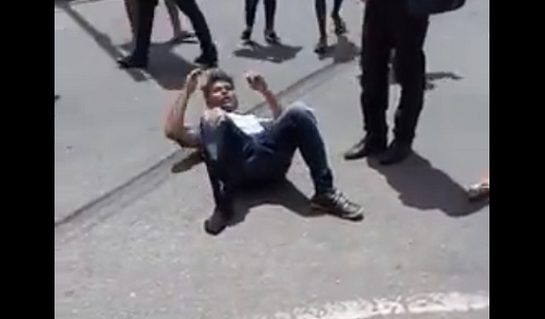 VÍDEO. Populares capturam homem que agrediu esposa com filho no colo no centro de Arapiraca