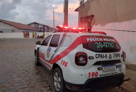 Adolescente é ferido com golpes de arma branca após tentar arrombar porta de residência, em Arapiraca