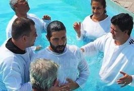 Sandro Pedroso publica foto de seu batismo no Instagram