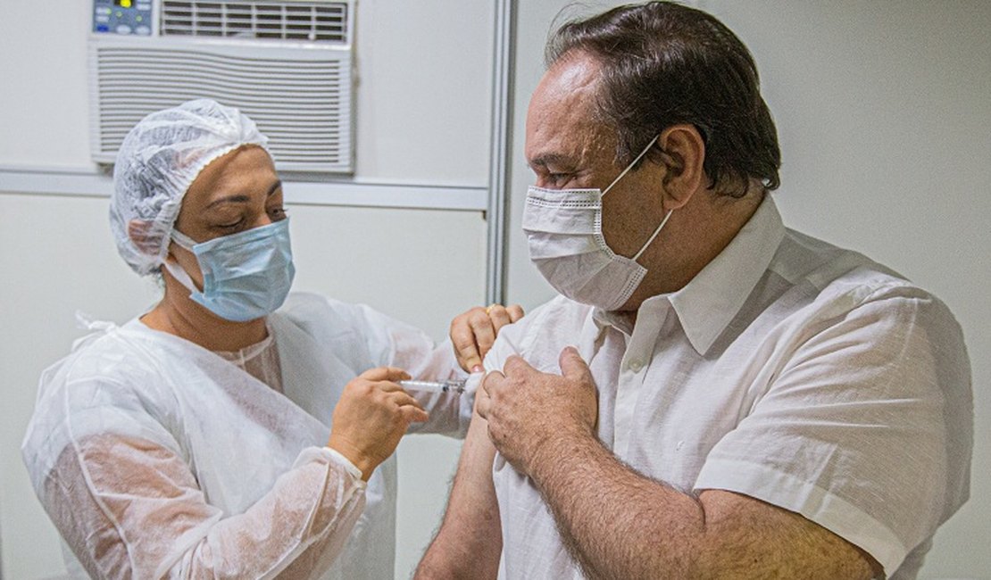 Luciano toma vacina, defende a ciência e elogia profissionais de saúde em Arapiraca