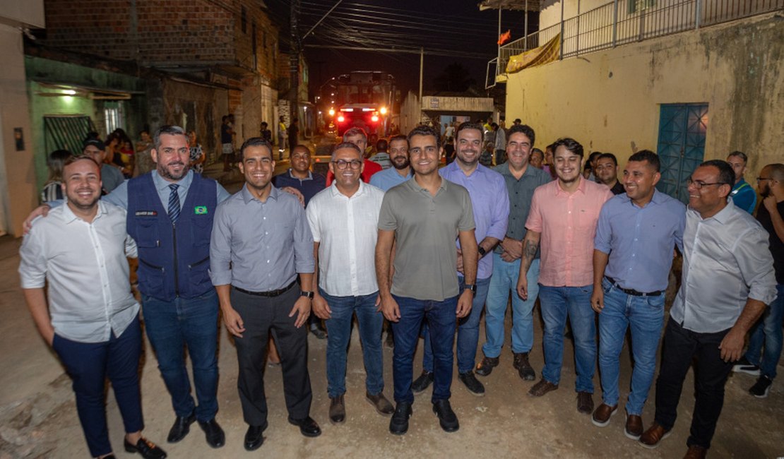 Prefeito JHC vistoria pavimentação da Avenida Gama Lins, na parte alta de Maceió