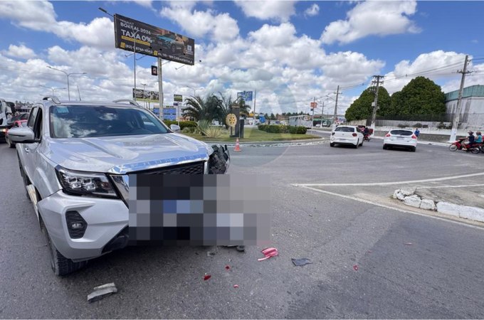 Batida envolve dois veículos após motorista cruzar AL-110, no bairro Canafístula
