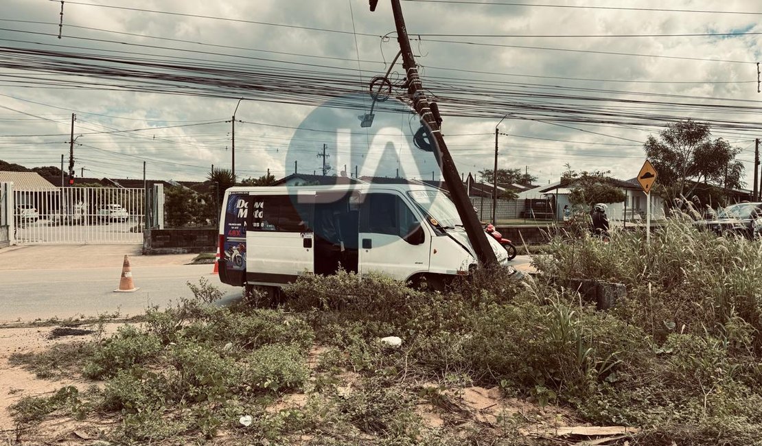 Após colisão com carro, van bate contra poste de energia elétrica no bairro Bom Sucesso