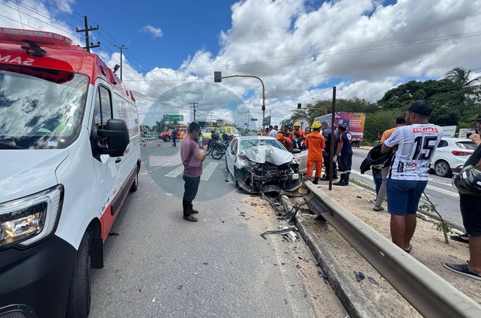 Sequência de acidentes é registrada em frente ao Partage Arapiraca; duas pessoas ficam feridas