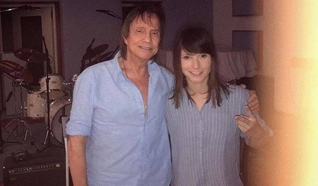 Ex-The Voice estaria namorando Roberto Carlos, diz programa de TV