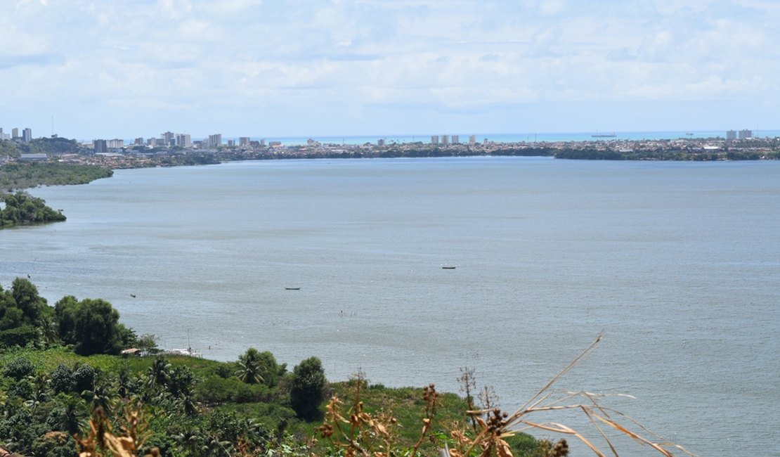 Corpo de homem com várias perfurações é encontrado boiando em lagoa