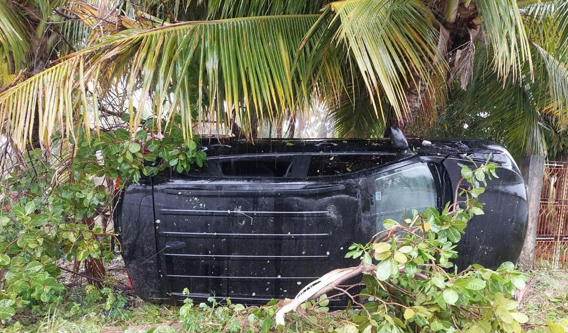 Irmão do influenciador Roninho, da turma do Carlinhos Maia, fica ferido após capotar carro no interior de Alagoas